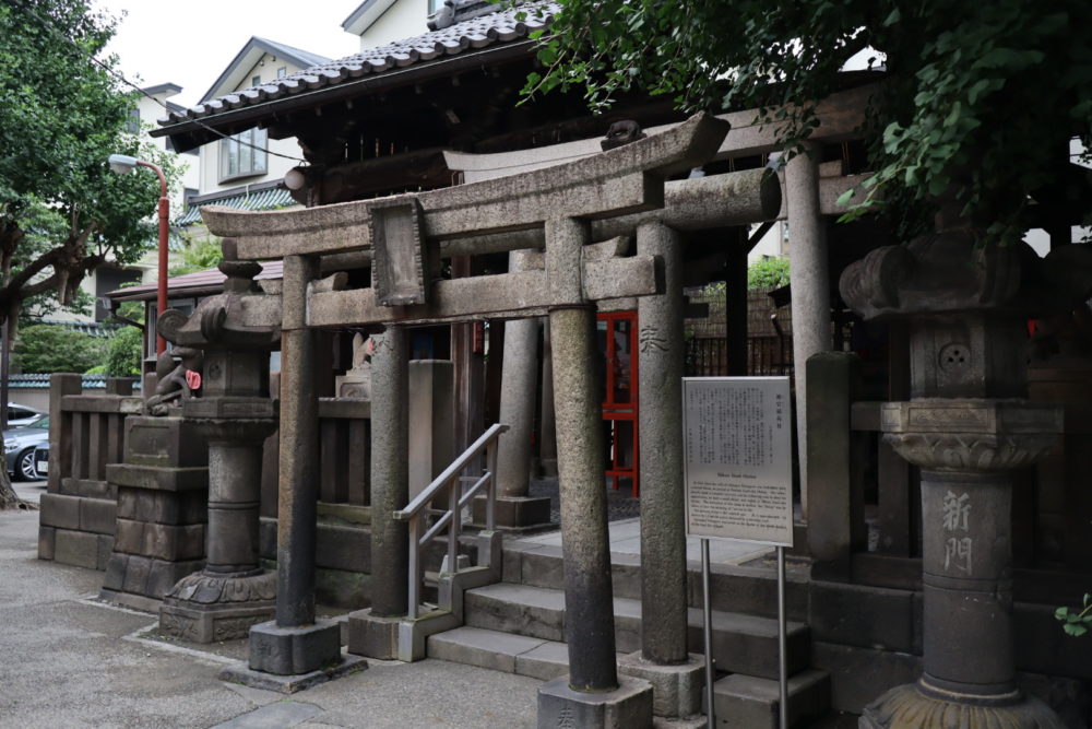 被官稲荷神社 (Hikan Inari Shrine)