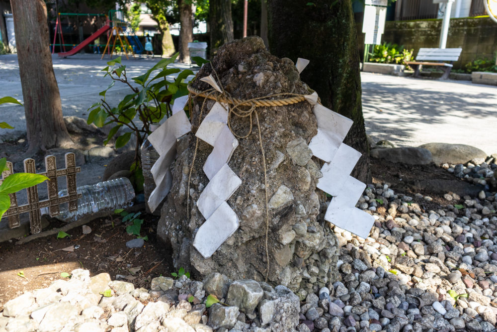 熊野神社のさざれ石（東京・葛飾区）