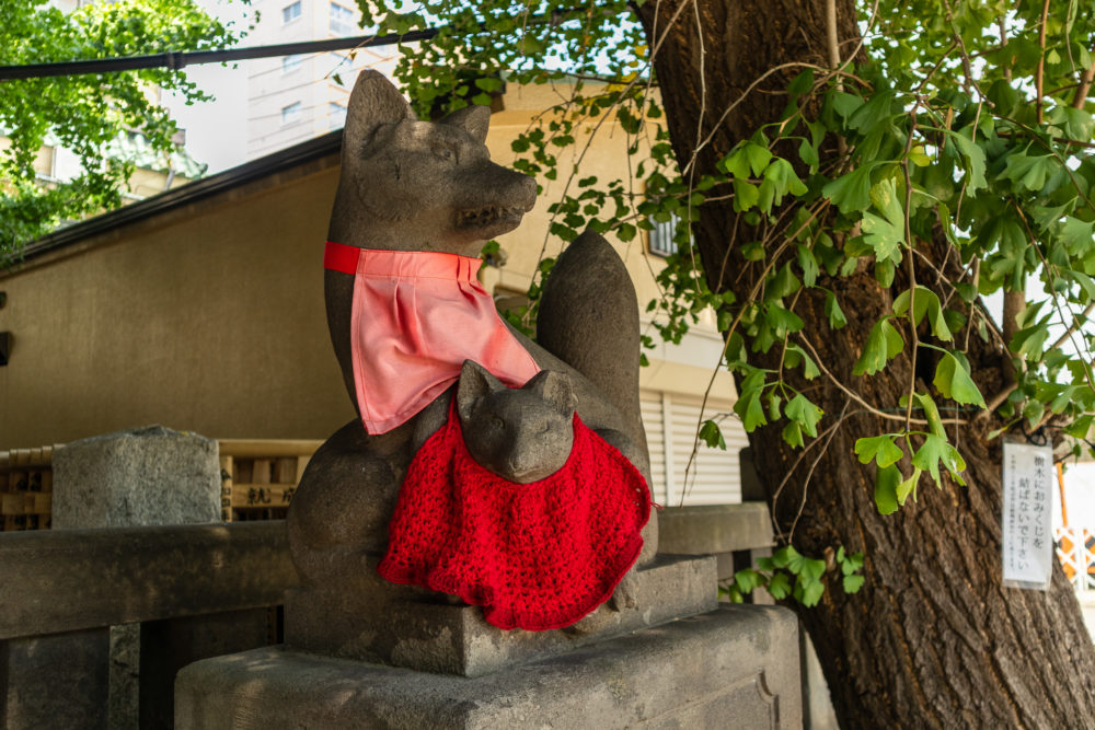 被官稲荷神社の狛狐（東京・台東区）