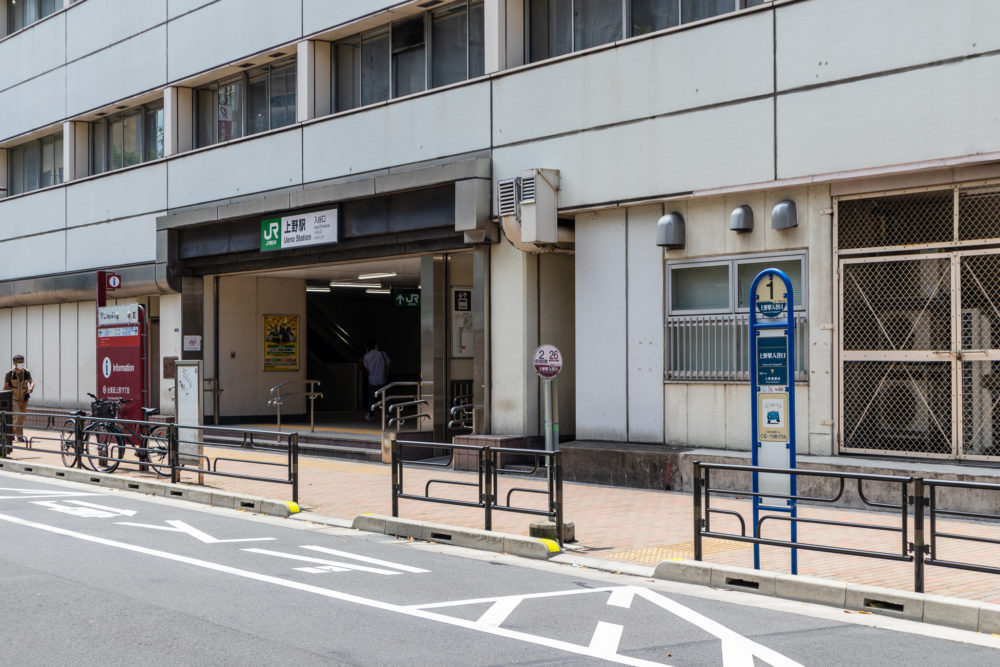 「東西めぐりん」と「ぐるーりめぐりん」の上野駅 入谷口 停留所