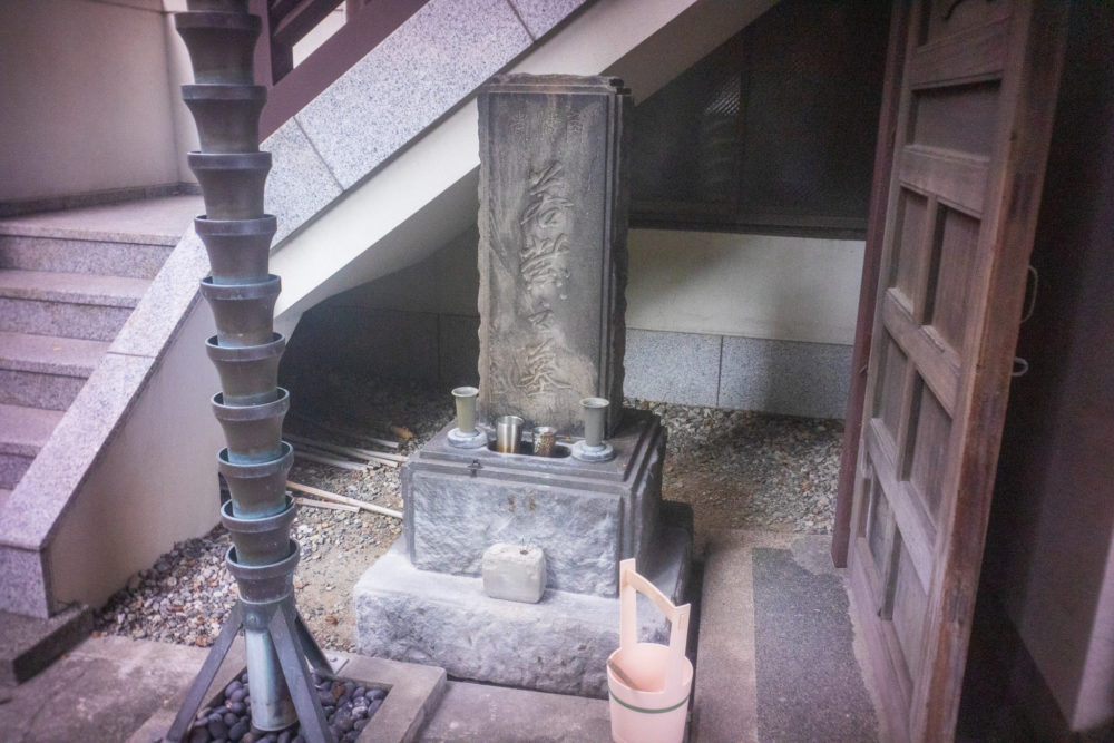 浄閑寺の若紫の墓（東京・荒川区）